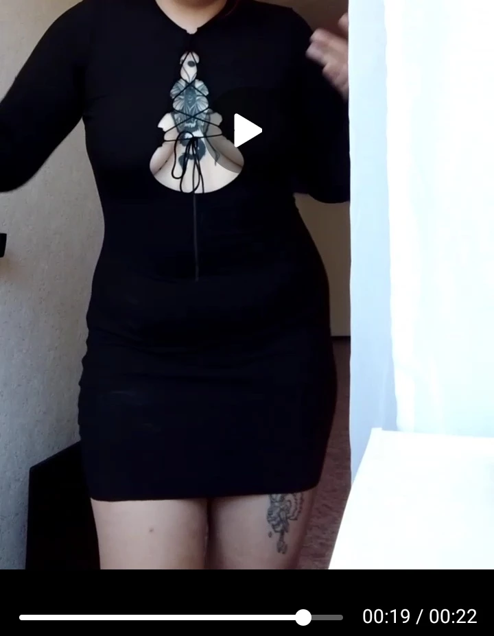 Платье коротенькое, смотрится красиво