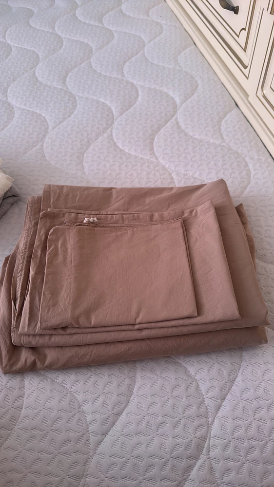 Замечательная постель, мягкая, качественная, цвет очень приятный, как купила постирала, погладила😻
В дополнение идет челох