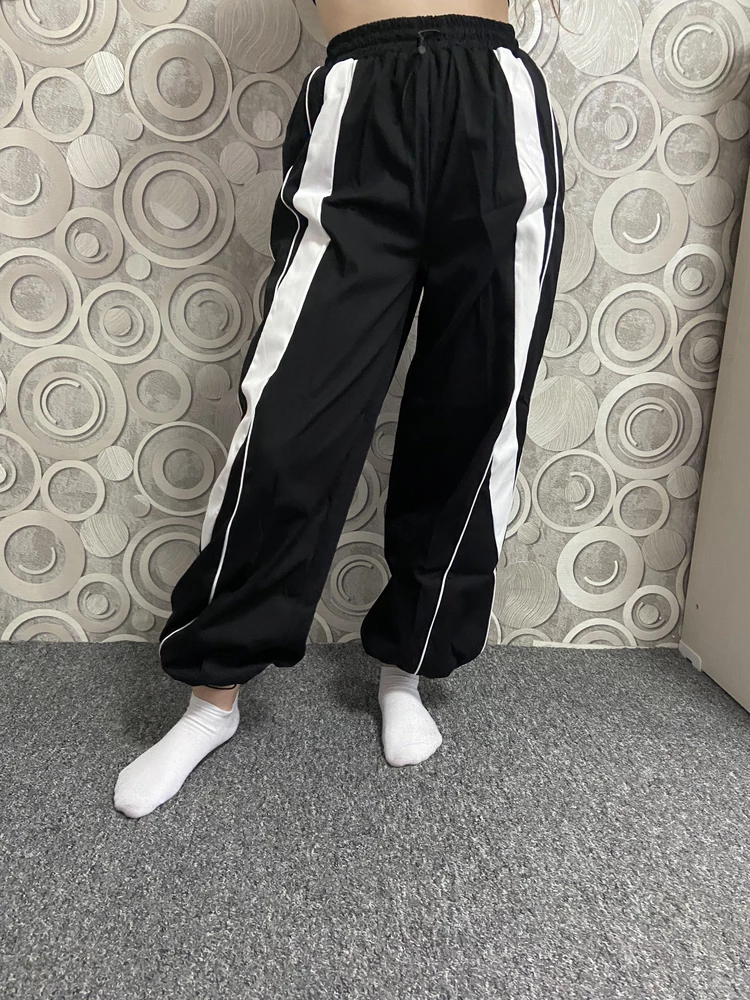 Штаны хорошие,сидят отлично,соответствуют размеру.Ткань приятная,воощем можно смело брать и носить.Пришли быстро,померили и купили.
На рост 161 сели  отлично🔥