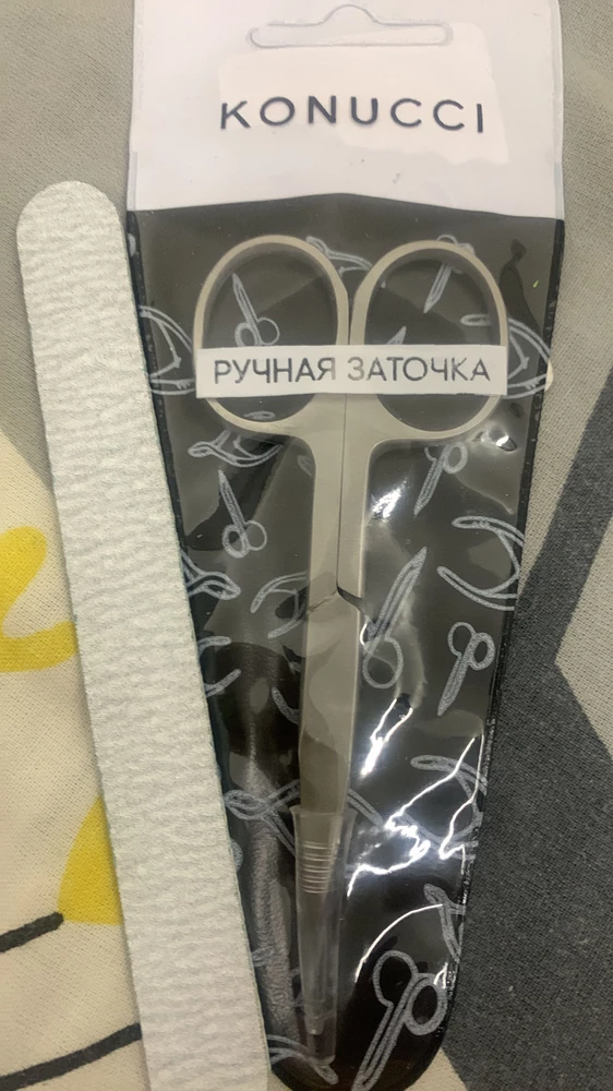 Ножницы коепкте прочные. Для ногтей на ногах отлично подошли. Носик загнут по форме ногтя, а на фото они как будто с прямым номиком. Но на самом деле он загнут. В подврок положили маленькую пилочку. Наиночик надевается стликлновый чехол, чтоб не тыкать носиком во все подряд. Рекомендую тем, кто устал от хлипких тонктх ножниц из ***