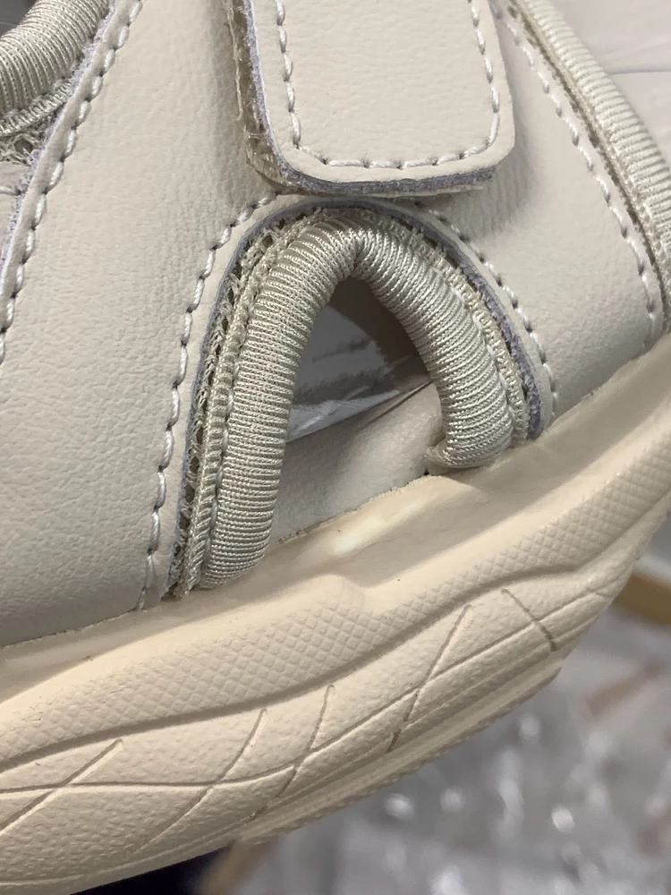 Непрокрасы на подошве, ужасный запах, застежка на липучках огромная, но по другому не перезастегнуть, цена завышена.