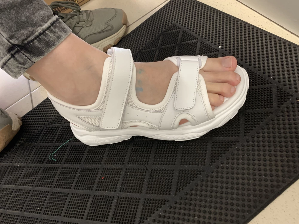 На 25 см стопы по длине подошел 40, но в обьеме велик был, а 39 в обьеме ничего так, а вот по длине маловаты. Запах ужас. Отказ. Неудобно. Нога съездает вперед