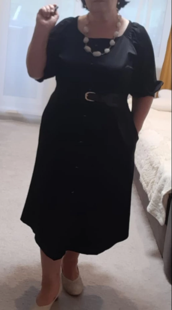 Платье показалось большим. Но, когда украсила черным ремешком, оно оказалось в самый раз. 58 размер. А ещё обязательно белые бусы. Получилось нарядное праздничное платье.