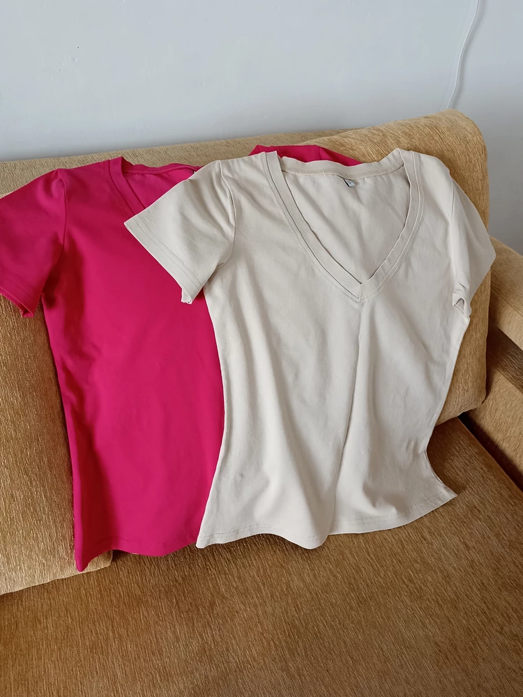 Впечатление самое наилучшее. Футболка на 100℅ соответствует фото и описанию, как цветом, так и фактурой. Не линяет от слова "совсем". Полностью сохраняет форму после стирки. Очень удобная в носке, цвет очень эффектный и необычный. Ткань хлопок с приемлемой добавкой эластана, тонкая, но прочная, не имеет постороннего запаха, только запах хлопка, кто знает, как он пахнет. Пошив качественный. Фигуру, у кого она есть, облегает, а не обтягивает. Размер в размер. На 44 взяла 42-44. Подходит и для жары, и для прохладной погоды. 
Взяла три штуки, в разных цветах, ещё хочу одну.  Мое фото точно передает цвет только фуксии, светлая в реале имеет более насыщенный, сливочно-песочный цвет. Розовая сушится) Рекомендую.