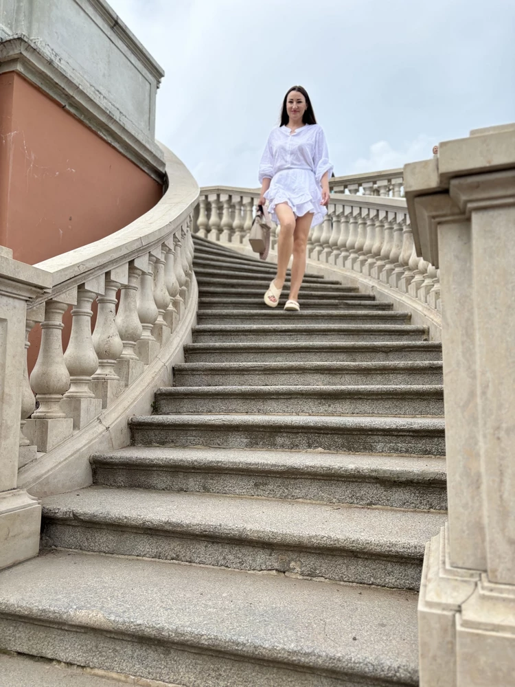 На мой 46-48 свободно сел, рубашечка прям оверсайз, манжетики большеваты, с кисти сваливаются, но всё поправимо! Очень лёгкий, комфортный, красивый костюмчик!