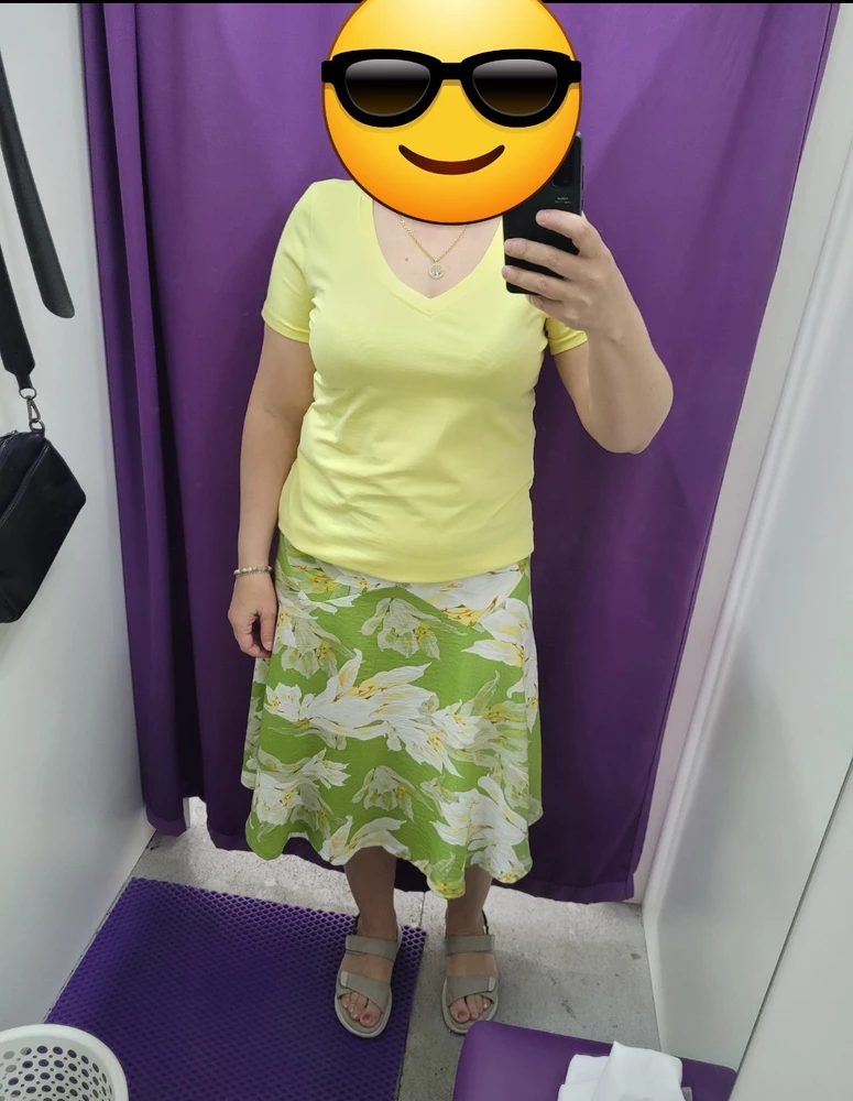 Преимущество этих футболок для меня, в их длине). На рост 160, более менее подходит. Взяла в 3х цветах. Еще хочется фиолетовую, но нет размера моего(.