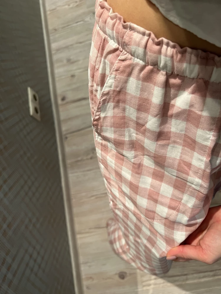 Штаны пижамные, домашние, достаточно свободные, много воздуха между одеждой и телом, это приятно, еще не стирала, хлопок