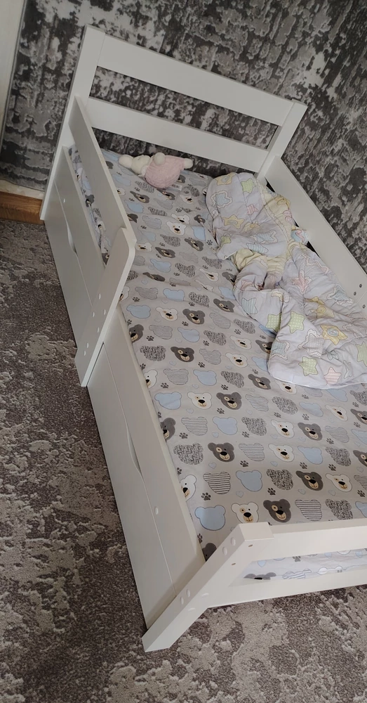 Отличная кровать. Дозаказали к ней ящики,которые очень вместительны. Ребенку 1.8 и спит уже две ночи в ней. Пришло всё отлично упаковано и в полной комплектации!