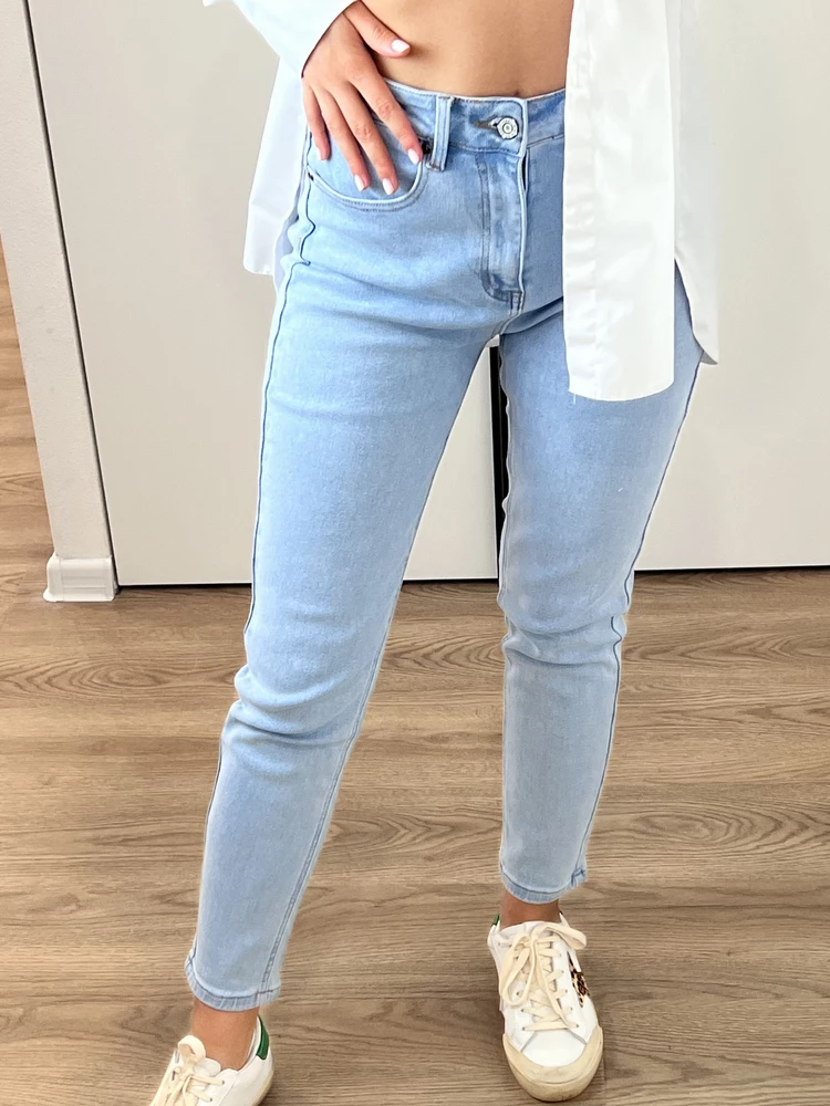 Отличные джинсы, плотные, цвет насыщенный, качество на высоте) рекомендую)