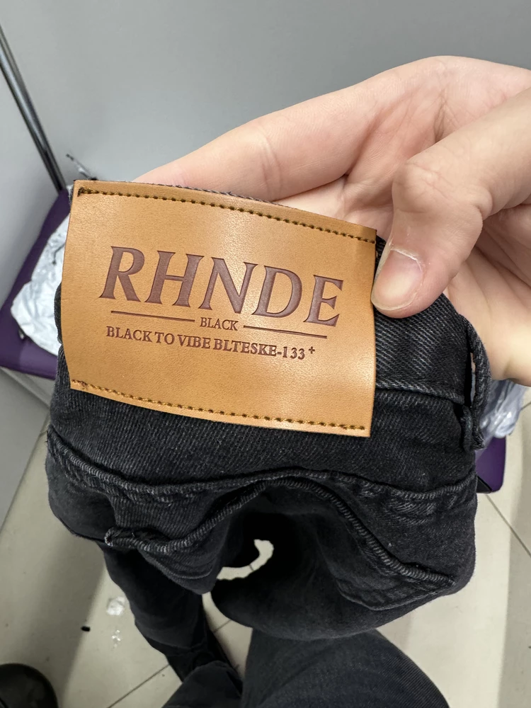 я не знаю кому понравились такие китайские шорты. невероятно узкая талия, подойдет либо девочкам, либо очень тощим пацанам. на 182/69 подойдет только xxl/xl. выглядят ужасно. очень стремная джинса. я уверен, что материал потеряет цвет буквально через 2-3 стирки. все шорты от разных китайцев, поэтому вам может попасться что угодно. крайне не советую даже смотреть на эти шорты.