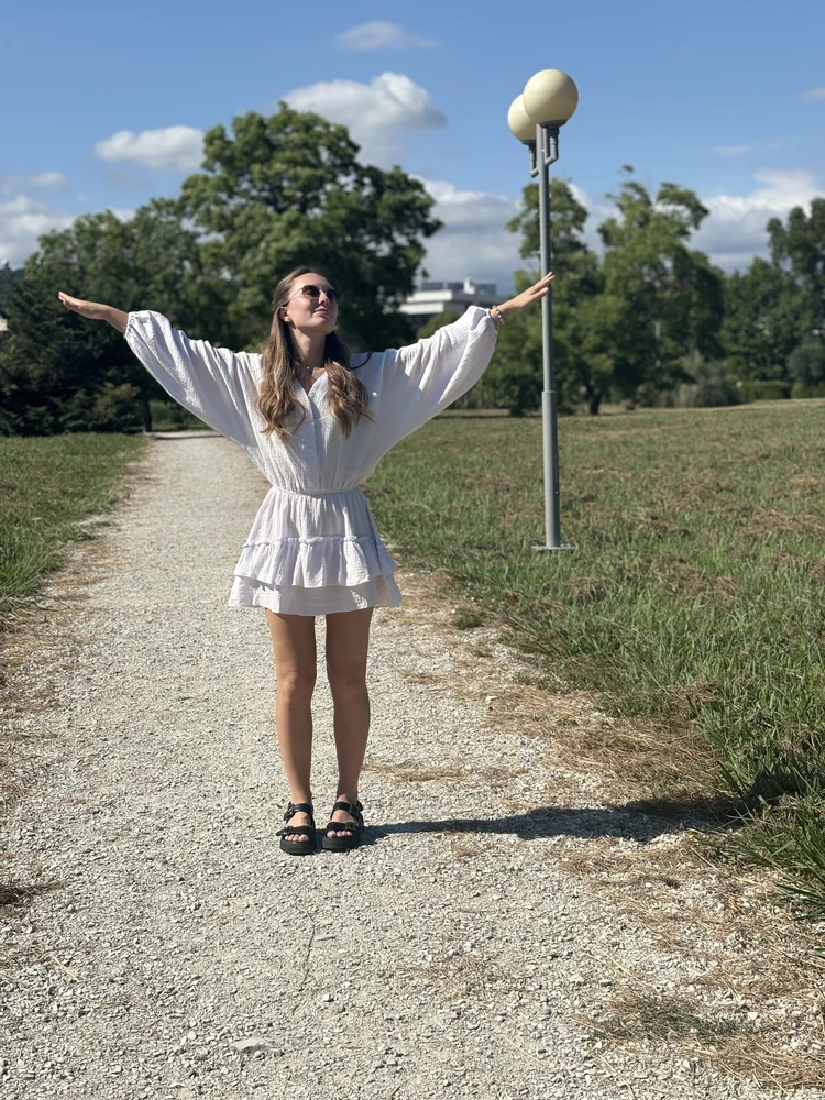 Платье супер! 
То что нужно для отдыха на море и на повседневную летнюю прогулку, легкое, воздушное, качество отличное, сшито аккуратно. Ткань дышит. 
Я в восторге, рекомендую 👍🏻