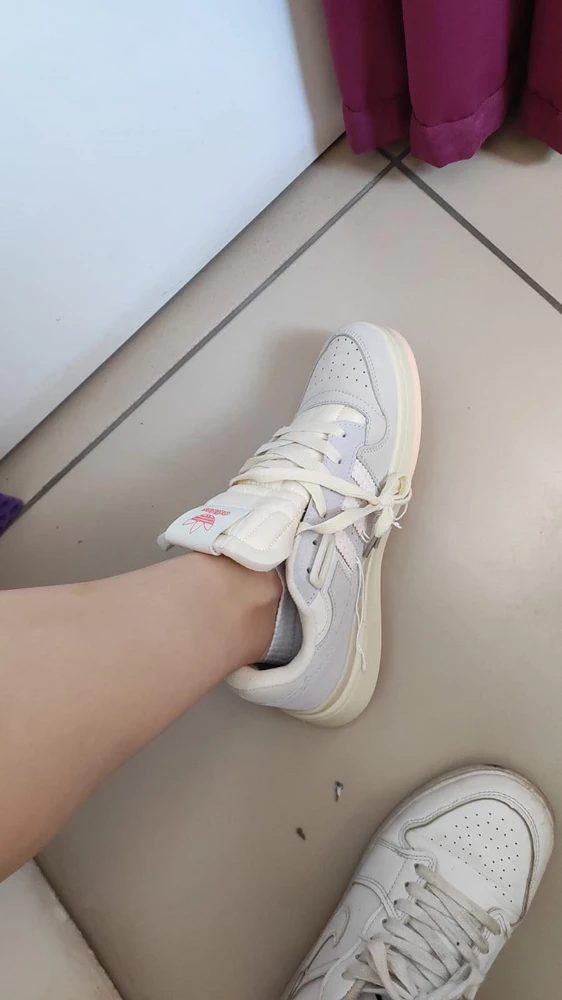 доставка задержалась, потом оказалось кроссовки с желтым пятном