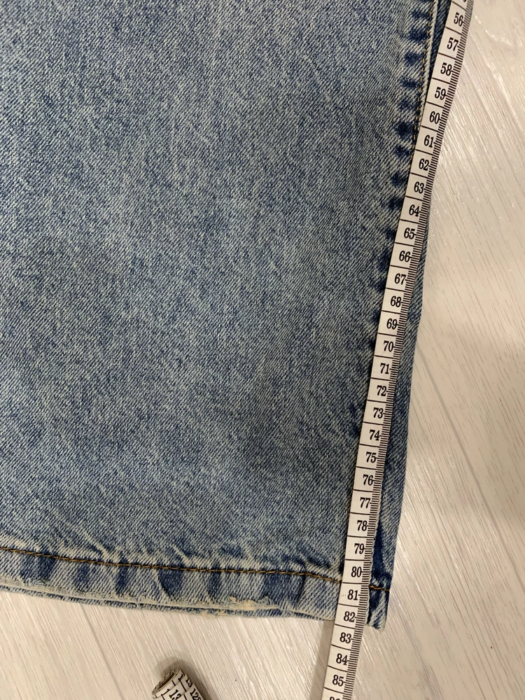 Джинсы качественные, цвет и сама джинса супер. На этом плюсы заканчиваются. В карточке товара указано, что длина джинс по внутреннему шву 87 сантиметров. Нет, это совеишенно не так. Длина джинс 82 см, на рост 178 короткие. Очень обидно, ведь если бы не эти 5 сантиметров, то джинсы были бы идеальные