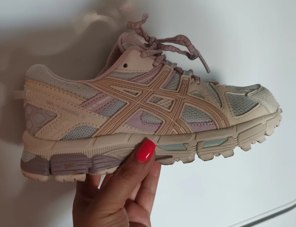 Кроссовки красивые, удобные, соответствуют размеру.