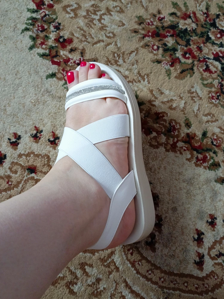 Хорошенькие, аккуратные, красивые, удобные, маломерят на один размер, я сразу заказала побольше и правильно. Впереди немного узковаты. Но всё равно взяла.