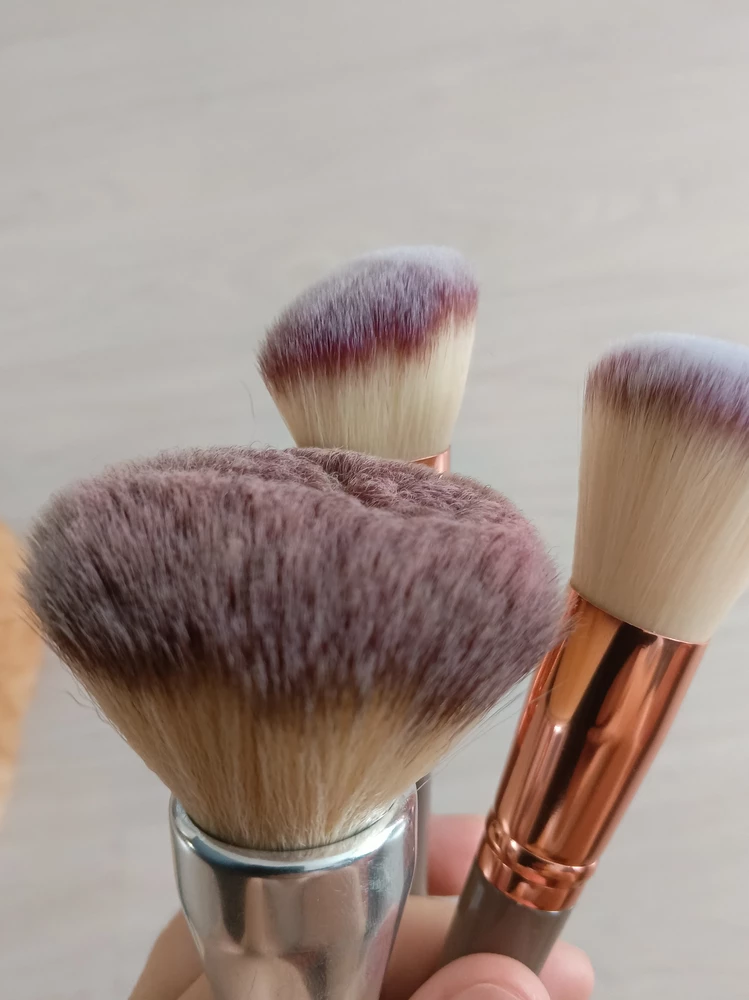 Есть конечно с чем сравнить,звёзды снимать не за что,надо смотреть на размеры кисти в см в описании,не может столько стоить 15кистей,товар доставлен в целости и кисти не лезут😁