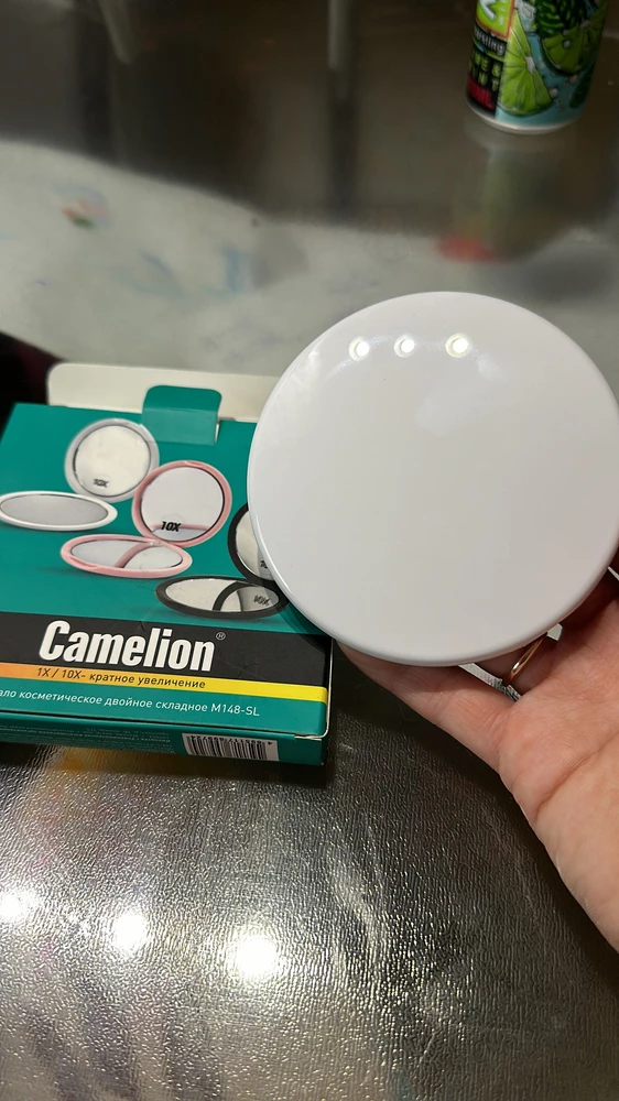 Отличное зеркало👍 полдавец отправил быстро, пришло хорошо упаковано, без царапин. Скажу так: если у вас хорошее зрение или хотя бы до +2 то такое увелечение вам не к чему, достаточно максимум х5, но если + больше, берите, не пожалеете! Бровки вышипыаать самое то, макияж глаз, вообще отлично, все прекрасно видно.  Зеркало не маленькое, у меня было меньше размером, но этот размер прям идеальный👍