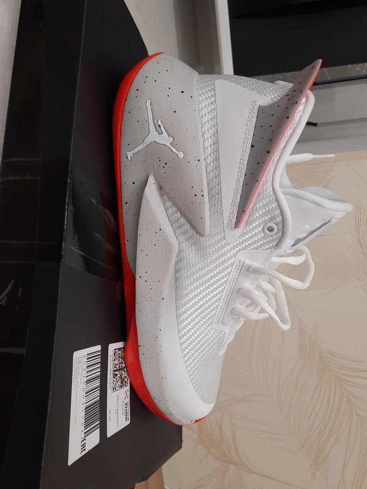 Кроссовки классные, проверенные временем! Заказываю ребёнку эту модель второй раз. Дочь профессионально занимается баскетболом, поэтому хорошие оригинальные кроссовки, как расходный материал, хватает на сезон с высокой интенсивной эксплуатацией на тренировках и соревнованиях. Такие же кроссы относила 1, 5 сезона, им ничего не сделалось! До этих были найк фрики, лопнула подошва. Адидассы при отличной набивке быстро стирается подошва. Эта модель монументальна, тракция, как у новых! Поэтому взяли проверенные. Проверяла, кроссы оригинал. Надеюсь, что у вас и дальше будут в наличии баскетбольные оригинальные кроссовки!