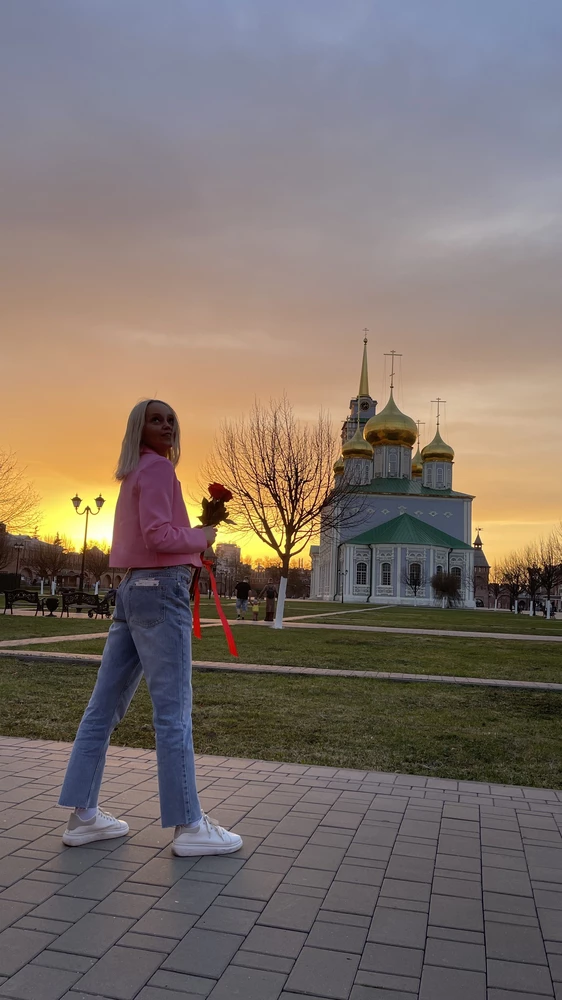 Огонь! Очень крутой цвет холодный розовый, не поросячий. Размер в размер. Сидит классно, не в облипку, длина чуть ниже пупка, рукава длинные, что радует