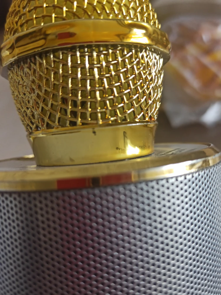 Микрофон покупала ребёнку на д. Рождения, но пришёл просто в коробке с вмятинами! Внутри доже пакетика нет! На микрофоне видны потертости, шнур очень короткий, от этого не удобно заряжать! Инструкции нет, надо самим искать на сайтах! Звук средненький! В продаже идёт как оригинал, но это явная подделка!