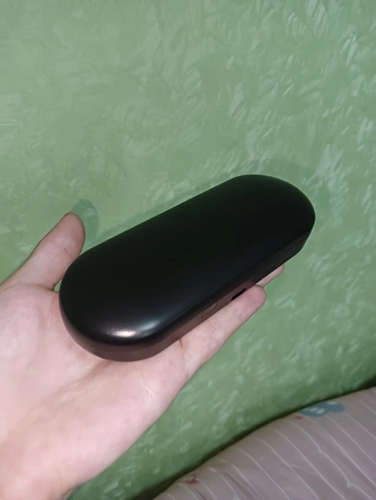 Наушники сами по себе очень хорошие, но есть один минус. Если громкость поставить на полную, или же чуть больше половины, окружающие будут слышать всё, что происходит у тебя в наушниках. И это очень бесит.
