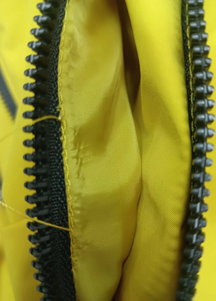 Не понравилась, материал очень тонкий, нитки торчат, резинка утяжки вылезла, цена не соответствует.