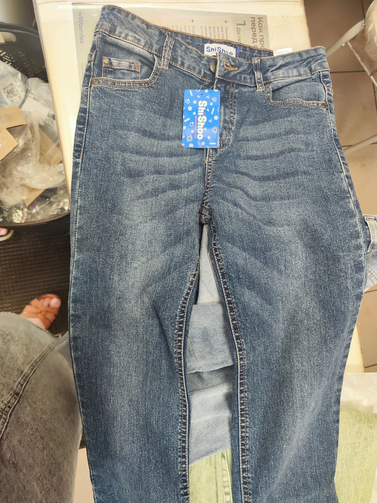 Отфотографировали и выставили джинсы хорошего качества на продажу,а по факту приходит вот это. Даже близко не варенка как заявлено по снимку. Дешёвый цвет и качество такое же.