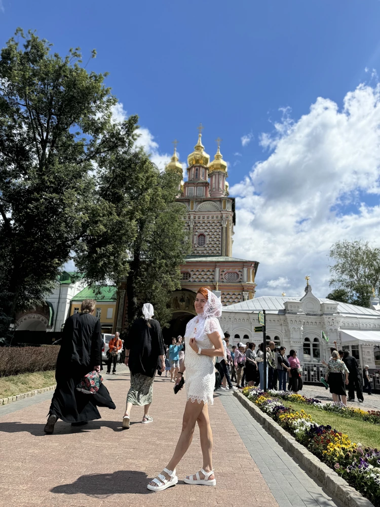 Удобные, нога полностью зафиксирована. Не потеет, не трут. Очень годные босоножки! Идут в размер)