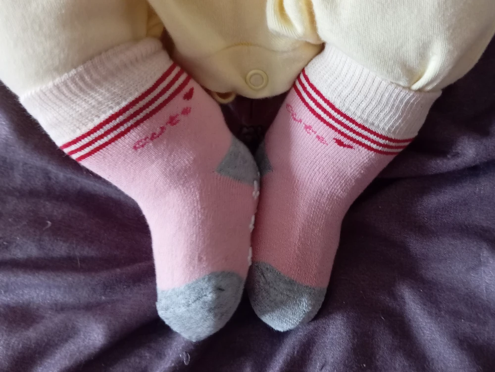 Носочки очень тёплые, хорошо сидят на ножках 2 месячного ребёнка. Младенцу очень понравилась обновка 😁