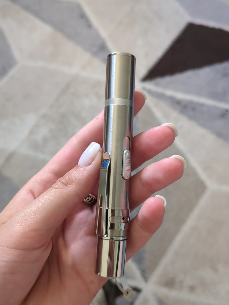 Классый фонарик, есть несколько разных картинок, при свечении лазером