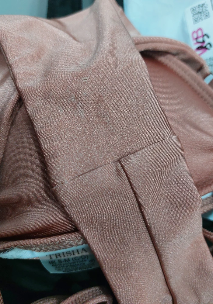 Очень жаль что из-за какой-то девушки, пришлось отказаться от купальника. Трусики были, извините, в каких-то выделениях(( а жаль, купальники понравился