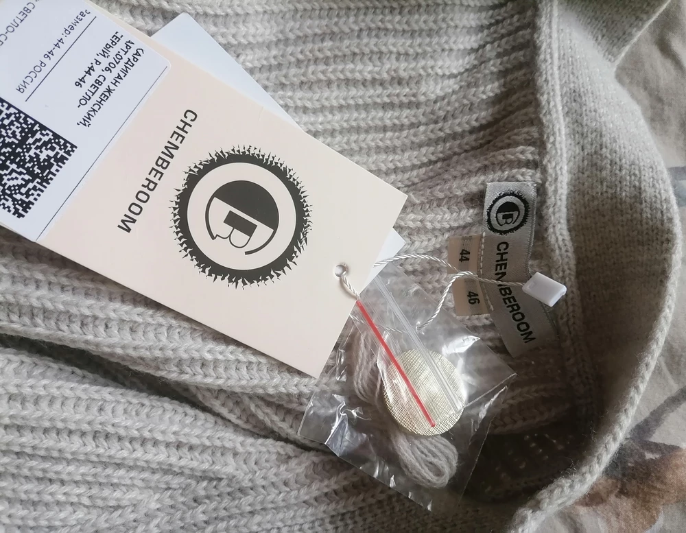 Большемерит...заказывала 44-46 на свой 46размер рост 160см ..и слегка притонула в ней...прям немного оверсайс получился..можно такой размер и на 48-50 заказывать. Забрала,с надеждой на то что после стирки подсядет.))