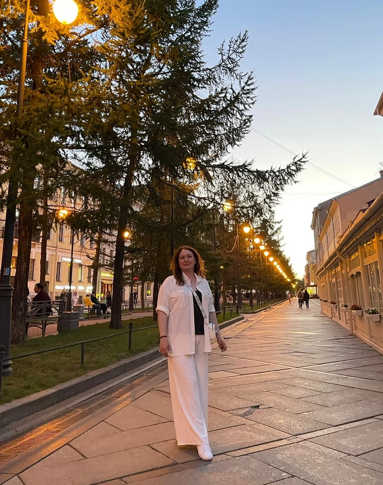 Лёгкий, мягкий. Абсолютный комфорт. Спасибо производителю. Заказывала в белом и в голубом цвете.Взяла бы оба,но ,к сожалению,в голубом комплекте приехала рубашка 54,а брюки 44.