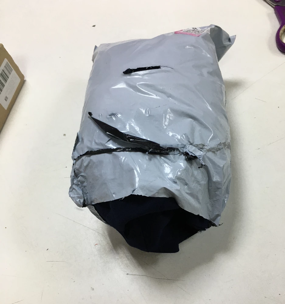 Получила платье в порванном пакете. 
Цвет как на картинке, ткань приятная, но маломерит сильно, особенно рукава, в обтяжку как водолазки. Все-таки производитель позиционирует товар как платье-пиджак, так что рукав должен быть свободнее, не в обтяжку.
Сшито аккуратно.