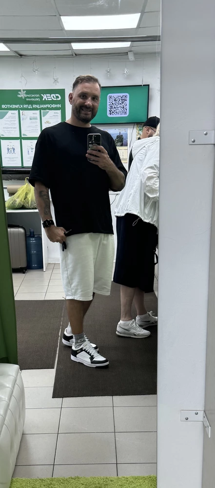 Очень хорошая футболка. Размер соответвует. Рост 188 вес 100