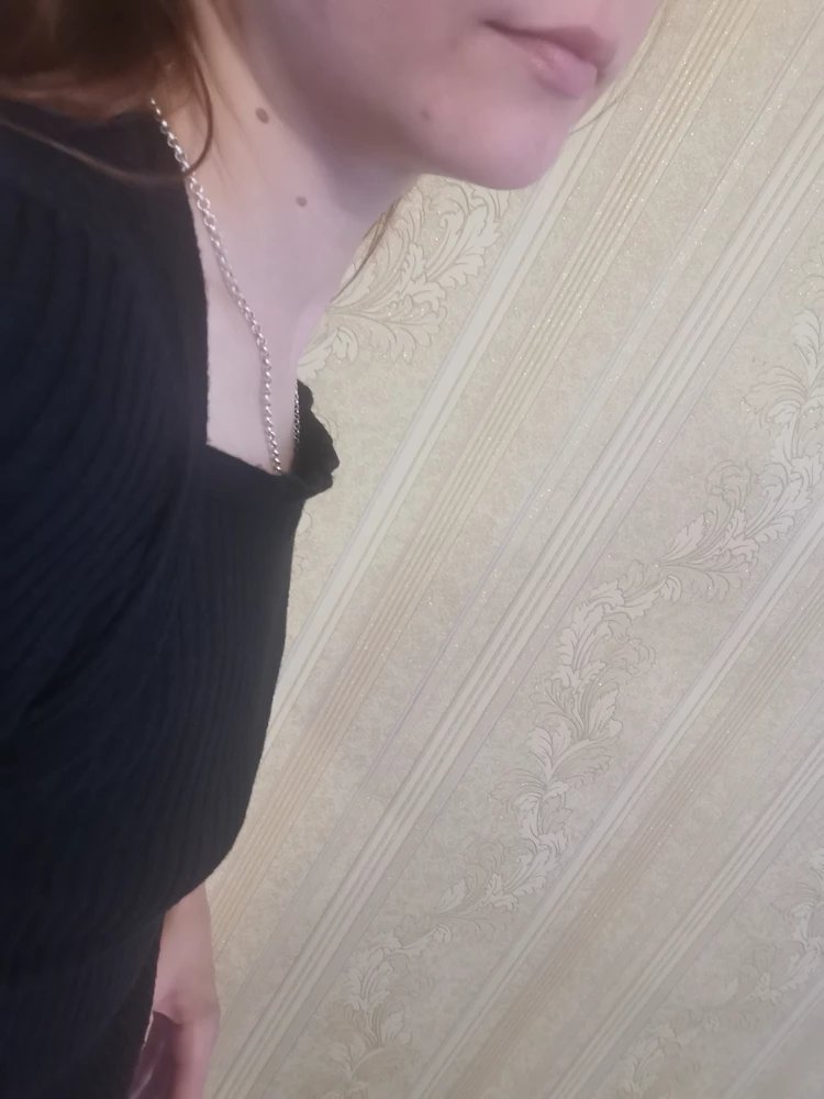 Рукав короткий, горловина не так как на фото, плюс ещё не носила, только постирала, надела и горловина растянута -волнами. В общем, ожидание-реальность.