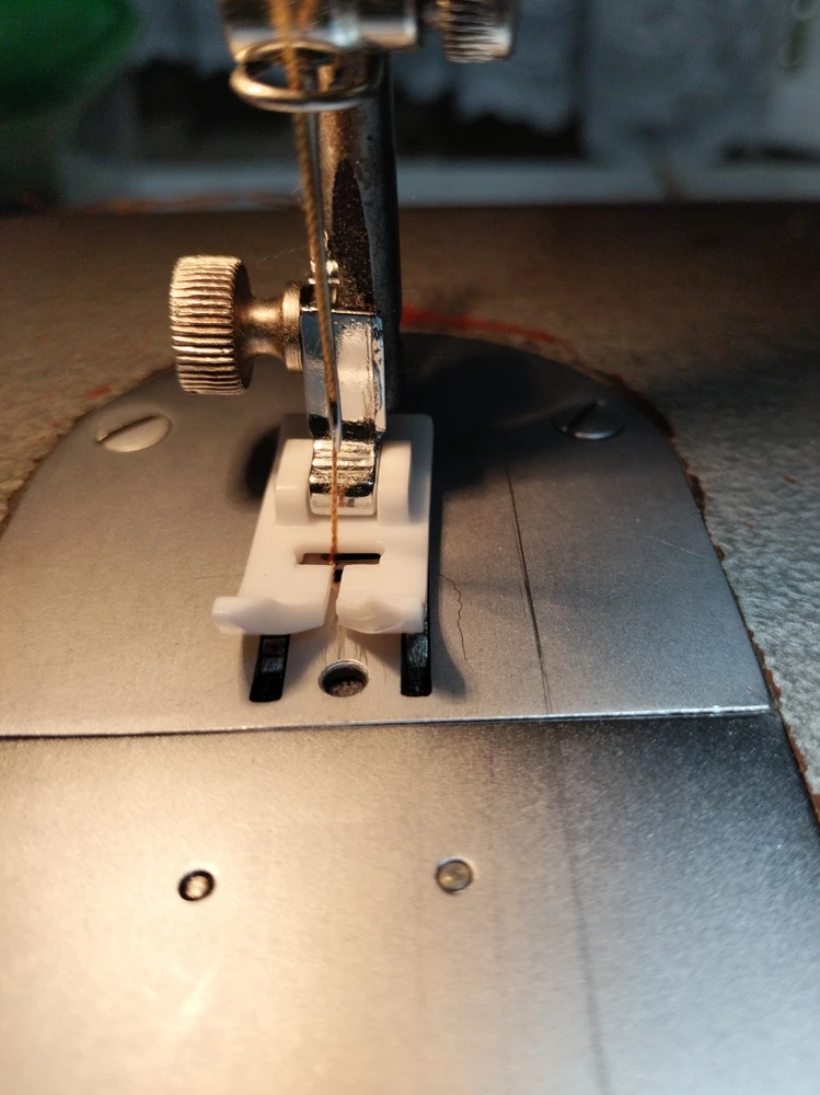 В общем адаптер не плохой. На мою старинную Чайку подошёл. Но! На передней стенке имеется скос, на втором фото видно, из-за чего лапка на 2мм уходит в сторону.