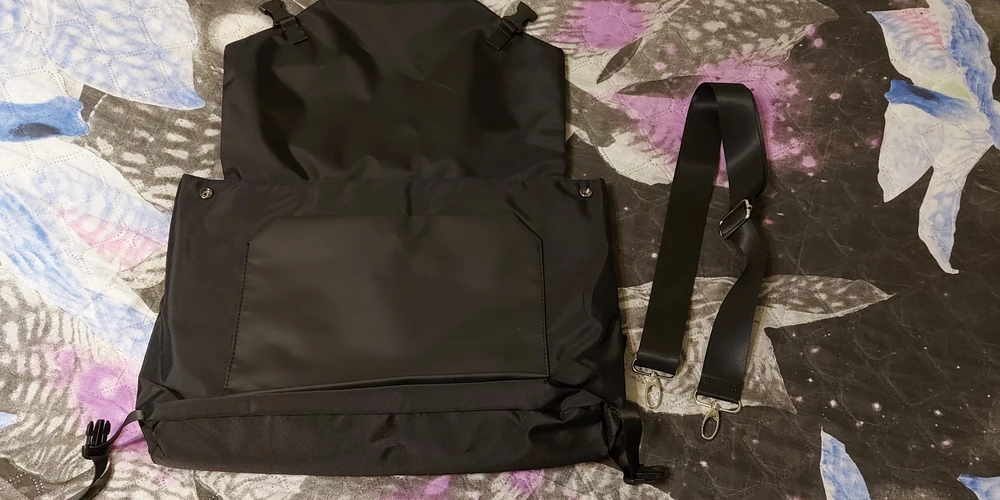 Качественная, вместительная сумка с дополнительными карманами, есть мягкие вставки для амортизации.