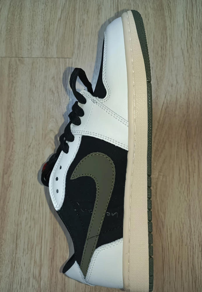 Заказал Nike Jordan 1  Travis Scott olive Реплика хорошая. Детали выполнены как оригинале, но шнурки от свуша отличаются цветом. Пришли на день раньше немного испачканные и один кроссовок чуть жмет стопу по бокам. В остальном доволен, ходить можно