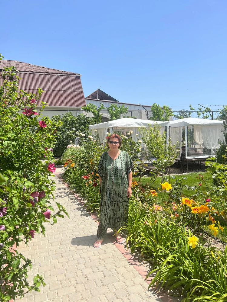 Покупала маме в подарок, ей очень понравилось платье, очень легкое и не мнется, рост 163см.