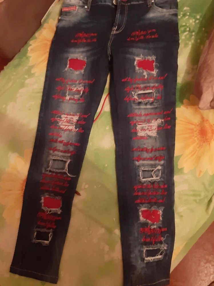Я как любитель красного цвета, не могла пройти мимо этих джинс. Красивое сочетание синего и красного.Теперь это моя любимая фирма.