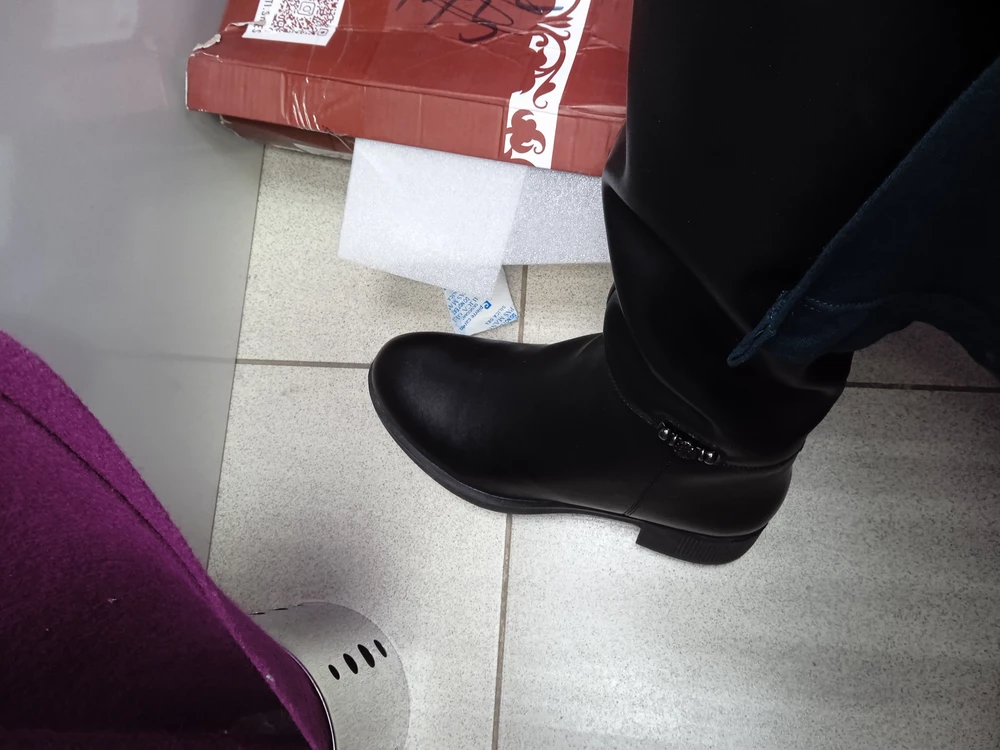 Доставка, упаковка, всё отлично! Кожзам качественный. Размер в размер.высота голенища до колена. На широкую в икре ногу будут идеально. Объем 46 см.