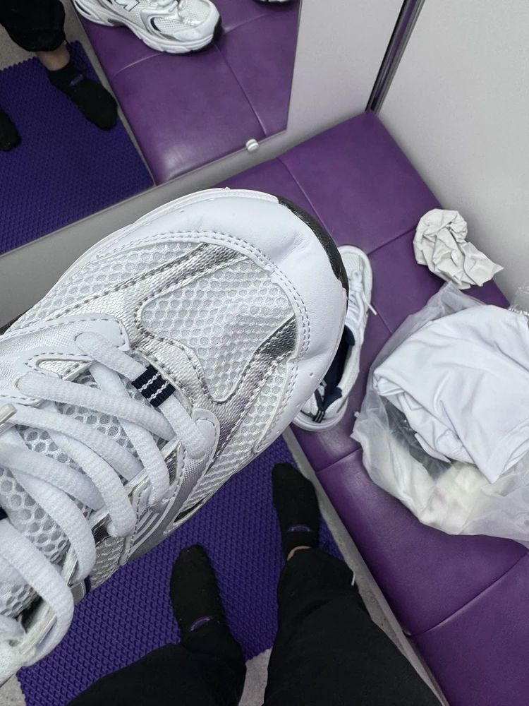 Пришли мятые.
Неужели с пойзон обувь приходит в мешке? Не поверю!
Обувь со всеми документами и в мешочке 😒
А так по размеру подошли.