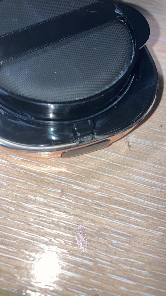 отлетел маленький кусочек,из за которого не закрывается кушон. пришлось приклеивать полигелем,потому что супер клея нет. а так товар хороший,рекомендую