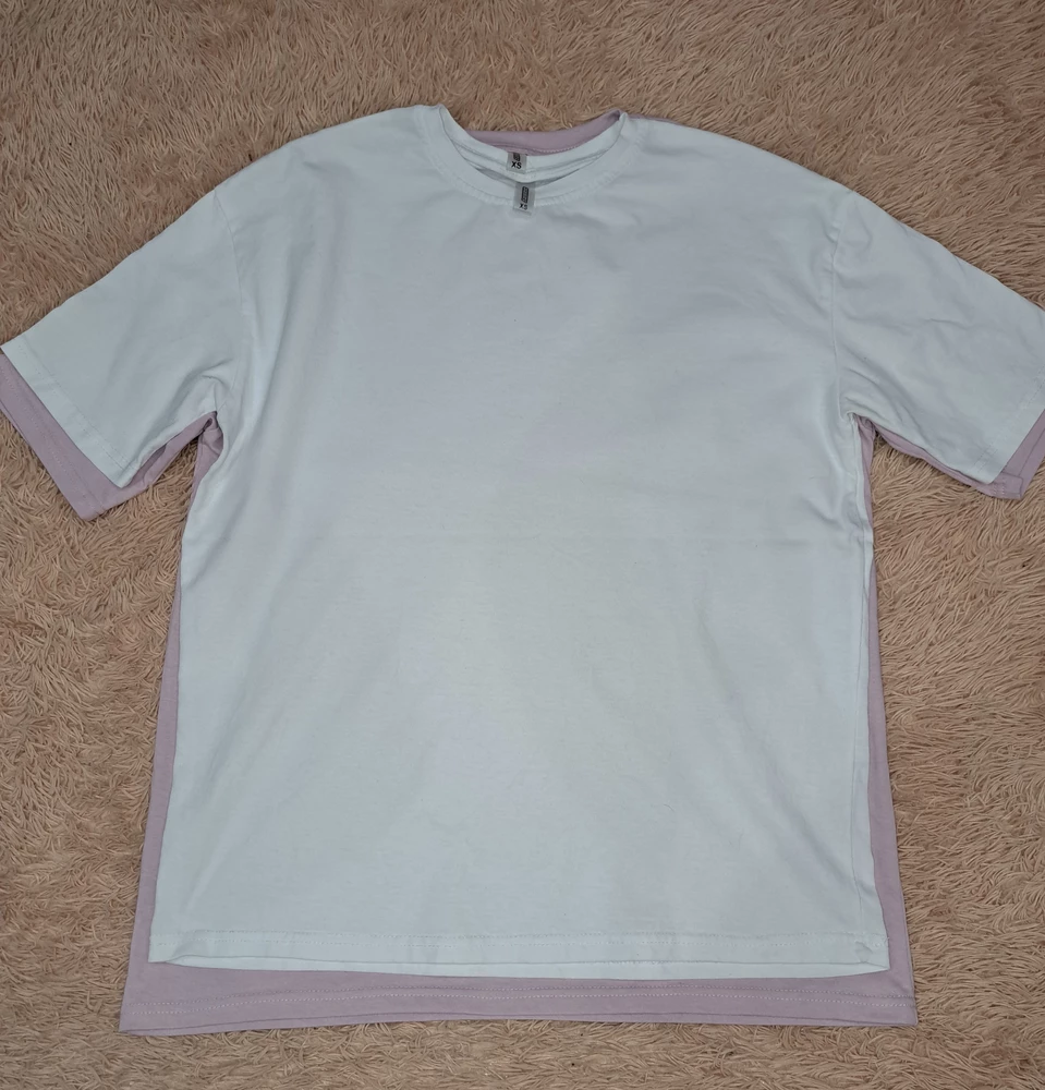 материал мне нравится, но размер белой футболки этого же бренда xs заметно меньше , чем размер розовой футболки. Почему? Из-за несоответствия розовая сидит некрасиво (((