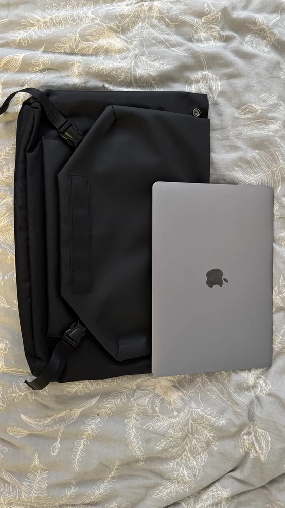 Сумка отличная, брал для путешествия -  хранить ноутбук идокументы. Много места, всё очень удобнорасположено, сшито хорошо.