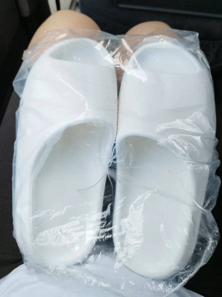 Ну тапки просто бомба!!!! На мой 41 сели идеально не маломерят в размер и супер удобные.