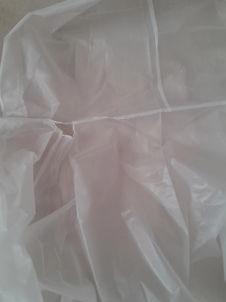 Только дома рассмотрела ,что плащ рваный. Не знаю,чья это вина,но вещь испорчена. И я в нем тону ,а если меньше размер,то не снять,не надеть.