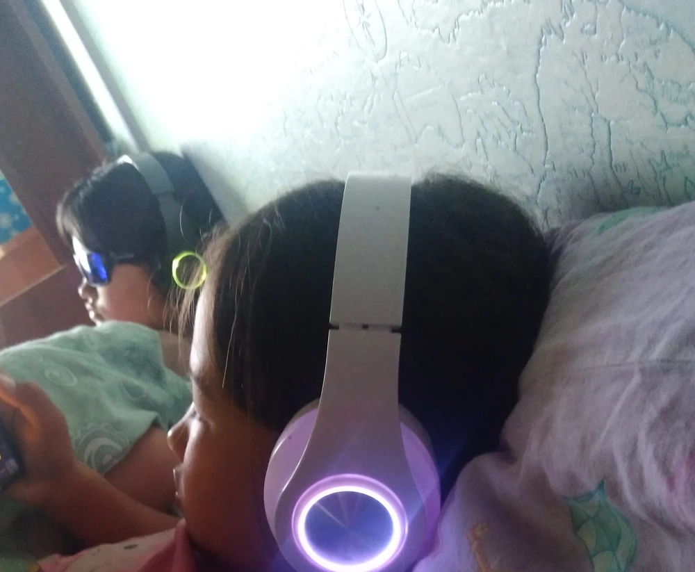 Слушают дети с марта,очень довольны брали двум дочкам,зарядку держат отлично до двух суток