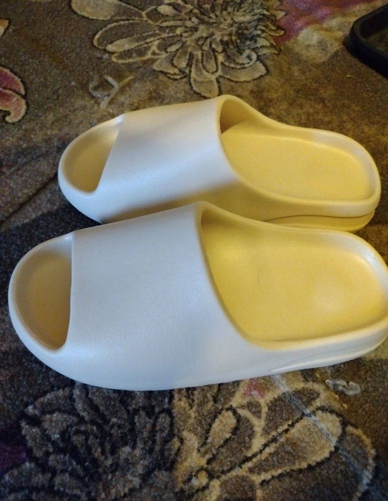 Пришли быстро , размер подошел идеально, даже чуть большеваты , но нечего страшного. Мягкие как пух на ногах не чувствуется. Не воняют